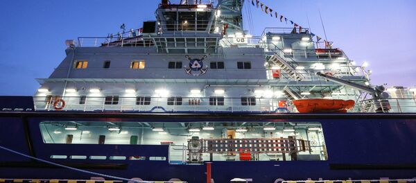 Le drapeau russe est hissé sur le brise-glace non nucléaire Ob
 - Sputnik Afrique