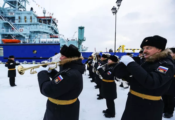 Le drapeau russe est hissé sur le brise-glace non nucléaire Ob
 - Sputnik Afrique