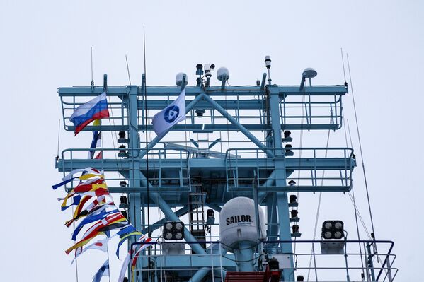 Le drapeau russe est hissé sur le brise-glace non nucléaire Ob
 - Sputnik Afrique