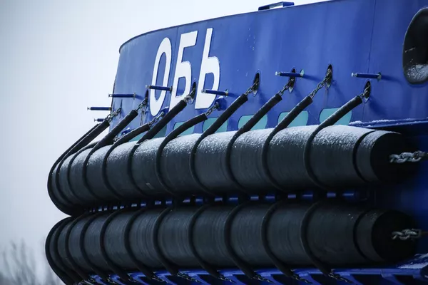 Le drapeau russe est hissé sur le brise-glace non nucléaire Ob
 - Sputnik Afrique