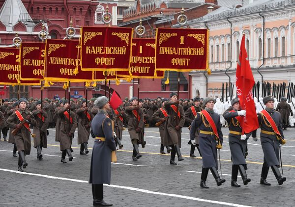 La marche solennelle sur la place Rouge en mémoire du défilé de 1941
 - Sputnik Afrique