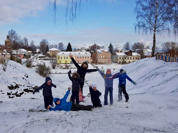 Les aventures quotidiennes de cette famille française avec huit enfants installée en Russie. Partie 2 Les aventures quotidiennes de cette famille française avec huit enfants installée en Russie. Partie 2 - Sputnik Afrique