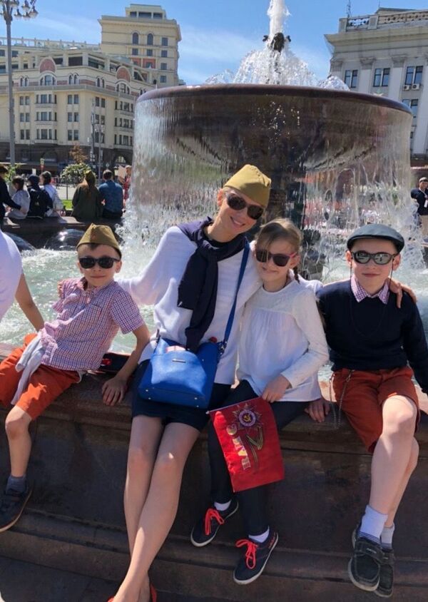 Les aventures quotidiennes de cette famille française avec huit enfants installée en Russie. Partie 2 Les aventures quotidiennes de cette famille française avec huit enfants installée en Russie. Partie 2 - Sputnik Afrique