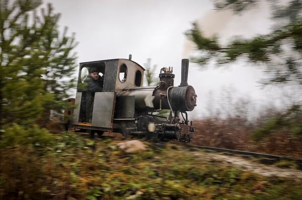 La locomotive artisanale construite par Pavel Tchiline file sur la voie ferrée traversant le village d’Oulianovka, dans la région de Léningrad. - Sputnik Afrique