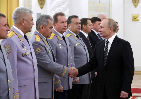 Lors de la réception d’officiers récemment promus, Vladimir Poutine salue le ministre de la Défense Sergueï Choïgou. - Sputnik Afrique