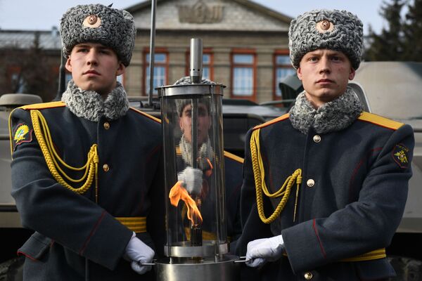 Une unité de la garde d’honneur apporte la Flamme éternelle au pied du Monument de la gloire de Novossibirsk en prévision du 75è anniversaire de la Victoire. - Sputnik Afrique