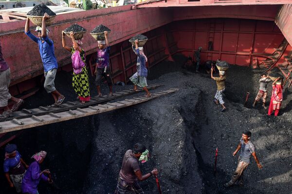 Ouvriers déchargeant du charbon d’un navire de transport, Bangladesh. - Sputnik Afrique
