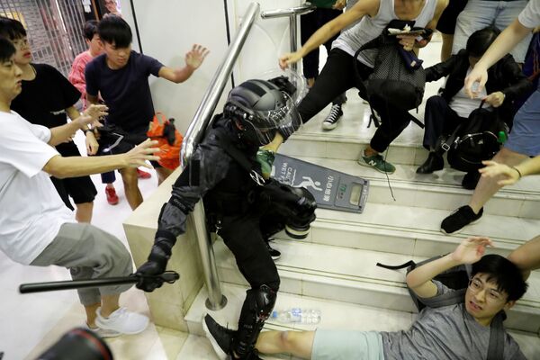 Heurts entre la police et des manifestants dans un centre commercial de Hong Kong. - Sputnik Afrique