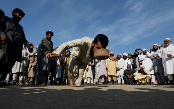 Militant du parti Jamiat Ulema-e-Islam (JUI-F) participant au jeu traditionnel du couvre-chef durant la marche de la liberté organisée à Islamabad. - Sputnik Afrique
