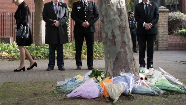 Boris Johnson dépose des fleurs en hommage des victimes mortes dans un camion dans le comté d'Essex - Sputnik Afrique