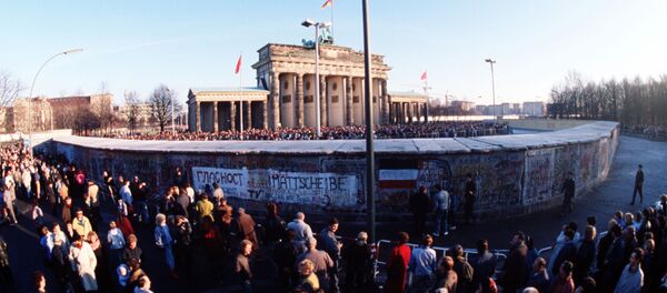 Porte de Brandebourg derrière le mur de Berlin, décembre 1989 - Sputnik Afrique