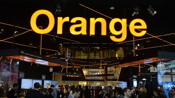 Visitors walk at the Orange stand at the Mobile World Congress (MWC) in Barcelona on February 27, 2019. - Phone makers will focus on foldable screens and the introduction of blazing fast 5G wireless networks at the world's biggest mobile fair as they try to reverse a decline in sales of smartphones. (Photo by Josep LAGO / AFP) - Sputnik Afrique