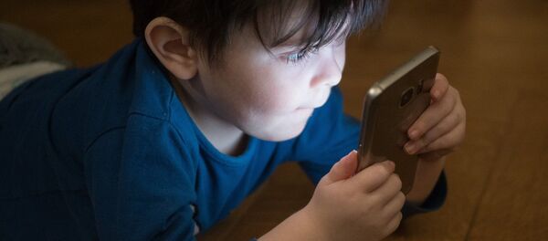 Enfant avec un téléphone - Sputnik Afrique