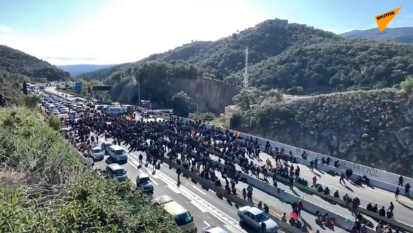 Des manifestants catalans bloquent une autoroute entre la France et l’Espagne, 11 nobembre 2019 - Sputnik Afrique