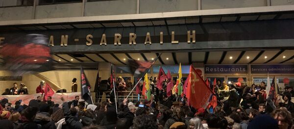 Rassemblement contre la précarité étudiante suite à la tentative d’immolation par le feu d’un étudiant lyonnais - Sputnik Afrique