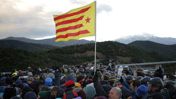 Des manifestants catalans bloquent une autoroute entre la France et l’Espagne le 12 novembre - Sputnik Afrique