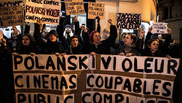 Quelques dizaines de féministes ont bloqué mardi soir une avant-première dans un cinéma parisien. - Sputnik Afrique