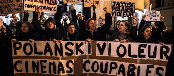Quelques dizaines de féministes ont bloqué mardi soir une avant-première dans un cinéma parisien. - Sputnik Afrique