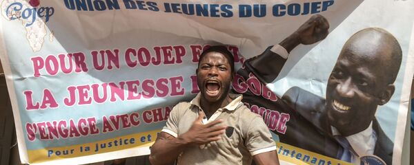 Un homme manifeste sa joie après l’annonce de l’acquittement de Charles Blé Goudé devant la Cour pénale internationale. - Sputnik Afrique