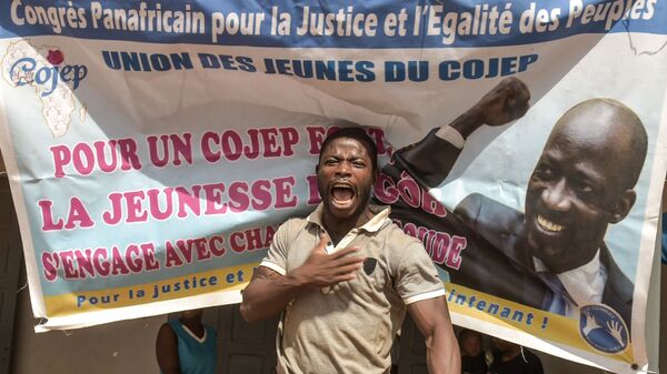Un homme manifeste sa joie après l’annonce de l’acquittement de Charles Blé Goudé devant la Cour pénale internationale. - Sputnik Afrique