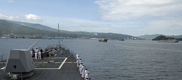 BITUNG, Indonesia (Aug. 15, 2009) Sailors aboard the guided-missile destroyer USS McCampbell (DDG 85) man the rails as the ship prepares to anchor off the coast of Bitung, Indonesia to participate in the Indonesia International Fleet Review. McCampbell is representing the United States in the review, which is being held to celebrate sixty-four years of Indonesian independence. (U.S. Navy photo by Mass Communication Specialist 2nd Class Byron C. Linder/Released) - Sputnik Afrique