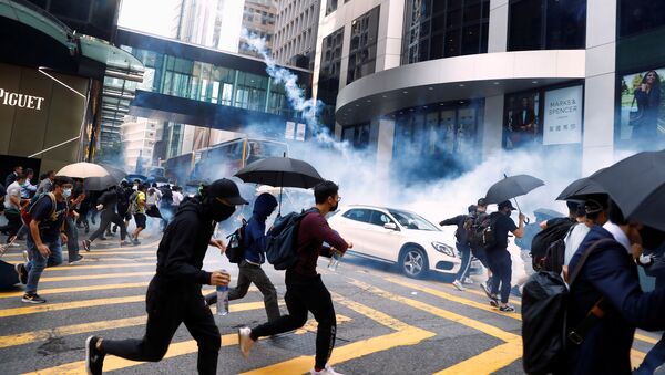 Столкновения протестующих с полицией в Гонконге - Sputnik Afrique