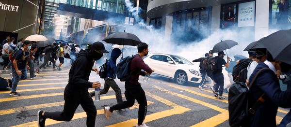 Столкновения протестующих с полицией в Гонконге - Sputnik Afrique