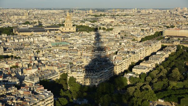 Тень Эйфелевой башни на домах Парижа. - Sputnik Afrique