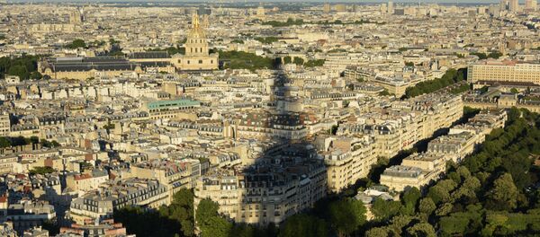 Тень Эйфелевой башни на домах Парижа. Тень Эйфелевой башни на домах Парижа. - Sputnik Afrique