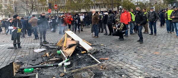Gilets jaunes place d'Italie, le 16 novembre - Sputnik Afrique