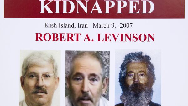 An FBI poster showing a composite image of former FBI agent Robert Levinson (R) of how he would look like now after five years in captivity, and an image (C) taken from the video released by his kidnappers, and a picture before he was kidnapped (L). - Sputnik Afrique
