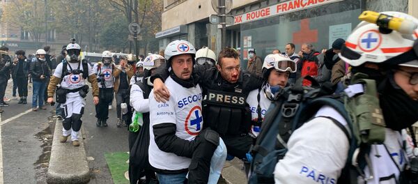 Journaliste blessé au visage pendant l'acte 53 des gilets jaunes, le 16 novembre 2019 - Sputnik Afrique
