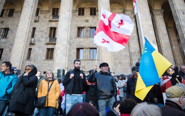 On observe au-dessus des rangs des manifestants quelques drapeaux ukrainiens - Sputnik Afrique