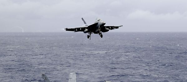 Un avion de chasse américain sur le porte-avions américain en mer de Chine méridionale - Sputnik Afrique