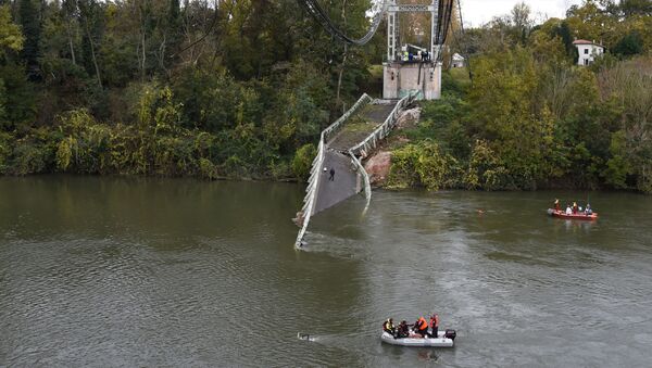 Rescuers sail near a suspension bridge which collapsed on November 18, 2019, in Mirepoix-sur-Tarn, near Toulouse, southwest France. - Sputnik Afrique
