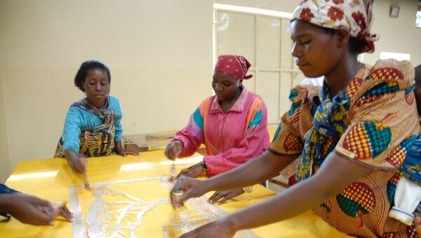 Des femmes dans un atelier - Sputnik Afrique