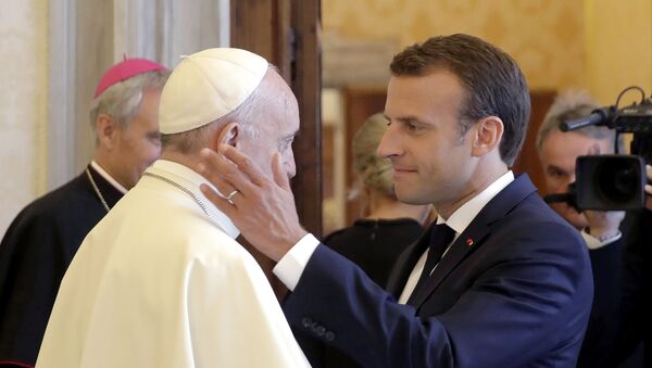 Emmanuel Macron et le pape François  - Sputnik Afrique