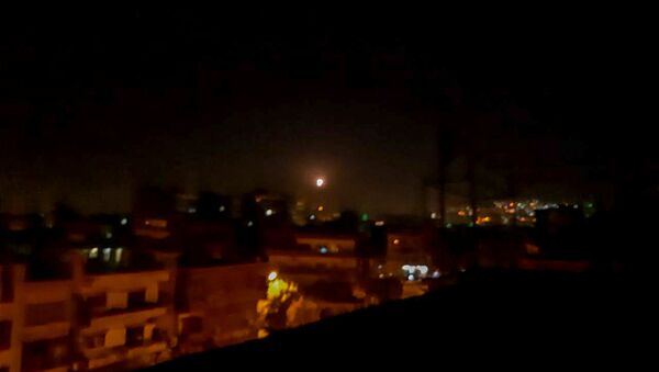 La lumière dans le ciel, considérée comme un missile, est vue de la ville de Damas, en Syrie, le 20 novembre 2019 - Sputnik Afrique