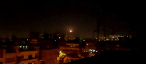 La lumière dans le ciel, considérée comme un missile, est vue de la ville de Damas, en Syrie, le 20 novembre 2019 - Sputnik Afrique