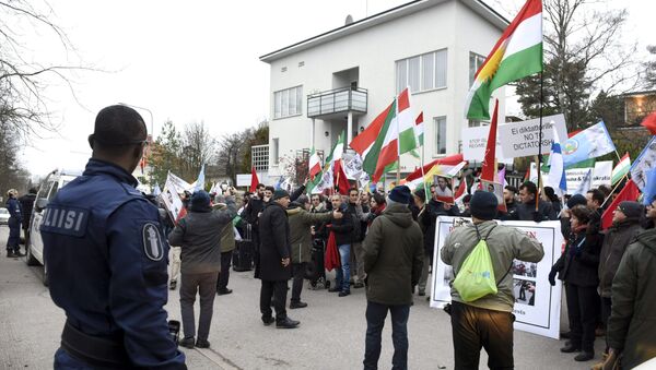 Les gens assistent à une manifestation de soutien des manifestations en Iran contre la hausse des prix de l'essence devant l'ambassade d'Iran à Helsinki, Finlande, le 21 novembre 2019, Lehtikuva - Sputnik Afrique