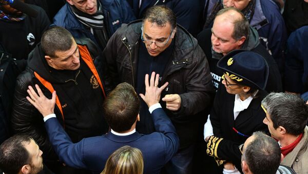 Emmanuel Macron lors de sa rencontre avec les ex-salariés de Whirlpool à Amiens - Sputnik Afrique