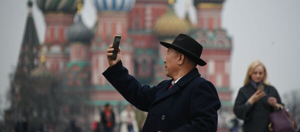 Турист фотографируется на Красной площади в Москве, на фоне храма Василия Блаженного - Sputnik Afrique