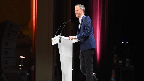 Front runner candidate for the upcoming European election for the French political parties Place Publique and Socialist Party (PS) Raphael Glucksmann speaks during a meeting ahead of the European elections in Bordeaux on May 2, 2019. - Sputnik Afrique