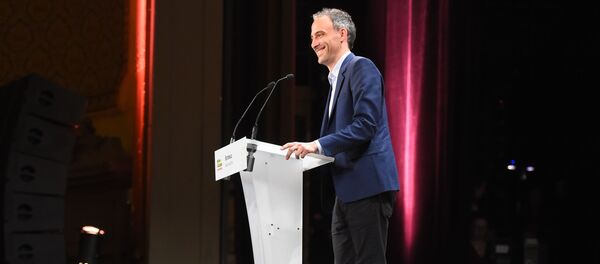 Front runner candidate for the upcoming European election for the French political parties Place Publique and Socialist Party (PS) Raphael Glucksmann speaks during a meeting ahead of the European elections in Bordeaux on May 2, 2019. - Sputnik Afrique