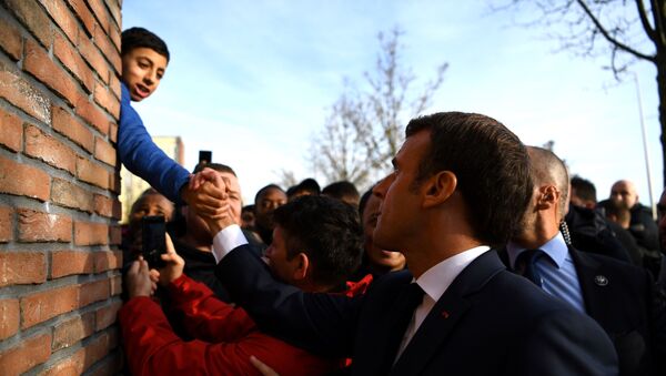 France's President Emmanuel Macron shakes hands with a boy after visiting the Maison France Services of Amiens, on November 22, 2019. (Photo by CHRISTOPHE ARCHAMBAULT / AFP) - Sputnik Afrique