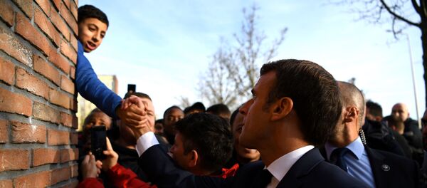 France's President Emmanuel Macron shakes hands with a boy after visiting the Maison France Services of Amiens, on November 22, 2019. (Photo by CHRISTOPHE ARCHAMBAULT / AFP) - Sputnik Afrique
