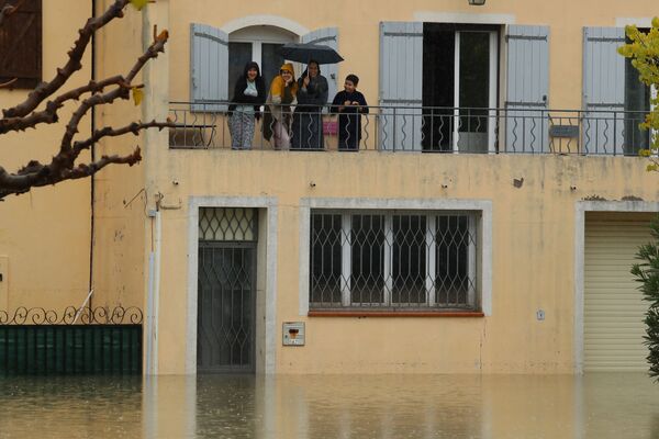 Habitants du Muy sur le balcon de leur maison inondée. - Sputnik Afrique
