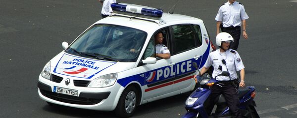 La police française nettoyant le carrefour en vue du passage d'une manifestation, juin 2008. - Sputnik Afrique