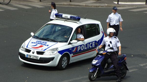 La police française nettoyant le carrefour en vue du passage d'une manifestation, juin 2008. - Sputnik Afrique