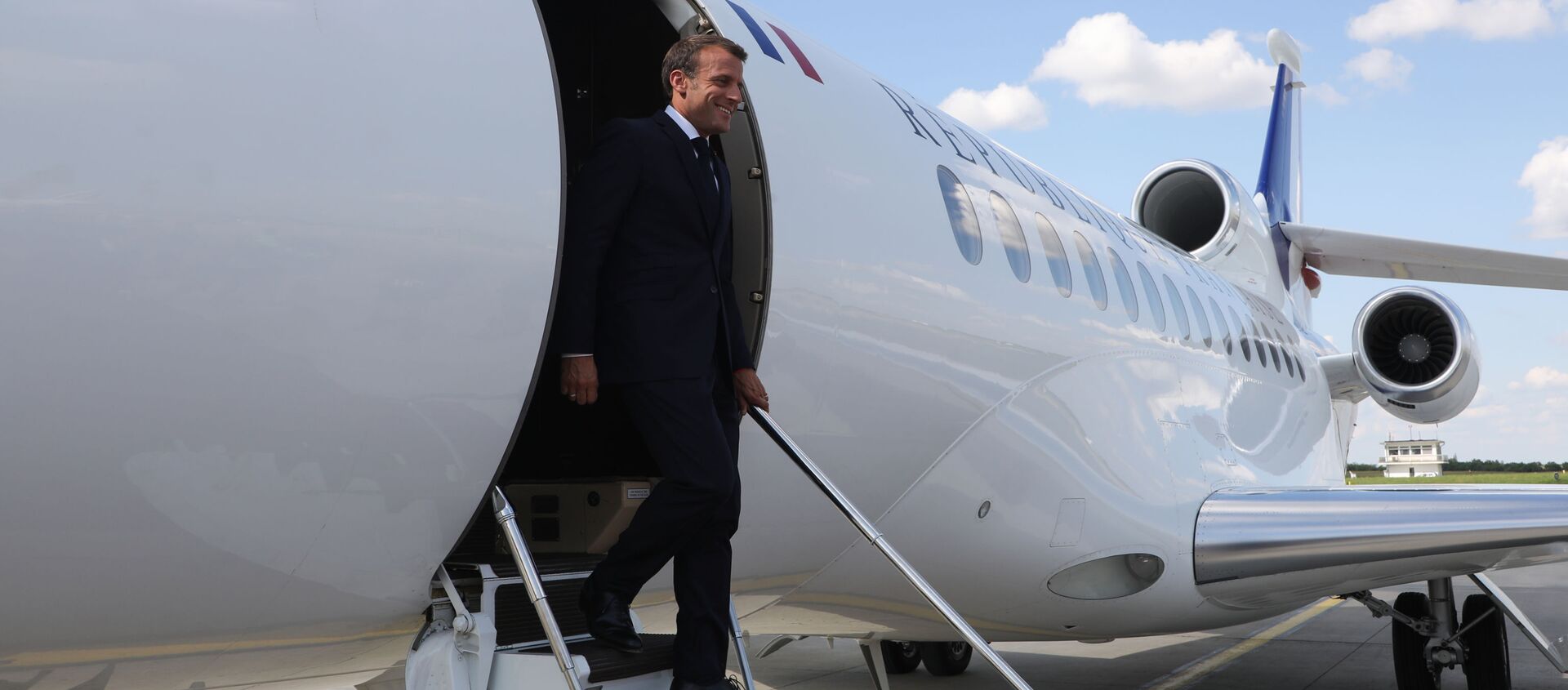 French President Emmanuel Macron leaves the aircraft upon arrival at the airport of Belgrade on July 15, 2019 for his two-day state visit (Photo by ludovic MARIN / AFP) - Sputnik Afrique, 1920, 05.12.2019